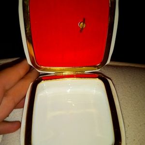 Music box/jewelery holder